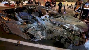 Otomobil tıra arkadan çarptı: 1 ölü 1 ağır yaralı