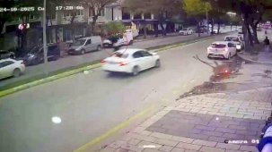 Otomobilin çarptığı kadın metrelerce savruldu