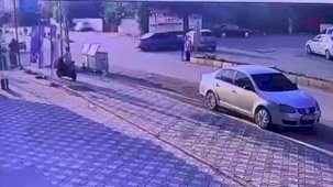 Otomobillerin kafa kafaya çarpıştığı kazada 2 kişi yaralandı, o anlar kamerada