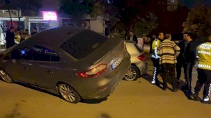 Park halindeki 2 araca çarpıp asılı kaldı: Sürücü olay yerinden kaçtı