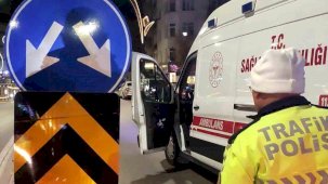 Refüjdeki trafik levhasına çarpan motosikletteki baba ve oğlu yaralandı