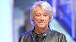 Rock müziğin efsanevi ismi sahnelere dönüyor