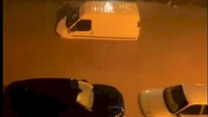 Sağanak Bergama’yı vurdu, sokaklar göle döndü