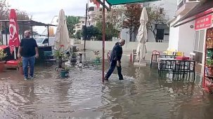 Sağanak yağış Aliağa’da su baskınlarına neden oldu