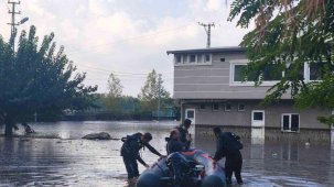 Sağanak yağışla evlerinde mahsur kalan vatandaşlar botla kurtarıldı