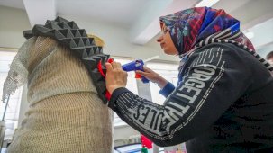 Sahne dekoru ve kostümlerinden arta kalan gereçlerle kıyafet tasarladılar