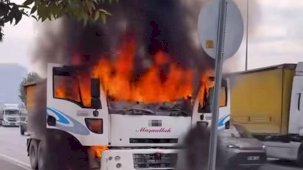 Seyir halindeki kamyon alev alev yandı