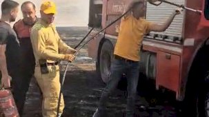 Siirt’te anız yangınına müdahale eden itfaiye aracı alevlere teslim oldu