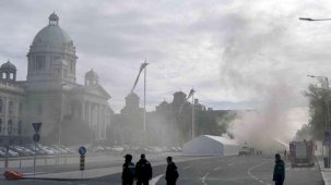 Sırbistan parlamentosu önünde silahlı saldırı