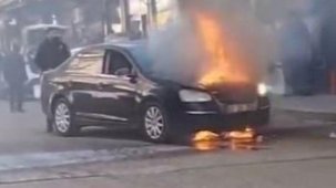 Siverek’te park halindeki otomobil alev aldı