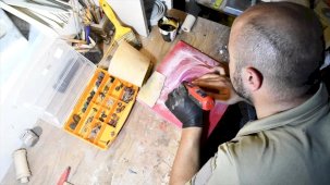 Şube başkanlığını yaptığı dernek faydasına meskeninde dekoratif nesneler üretiyor