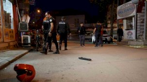 Takip ettiği şahsı ayağından vurdu, kaskı ve silahı düşürüp kaçtı