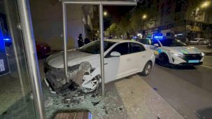 Tekirdağ’da polisten kaçan alkollü şoför durağa daldı