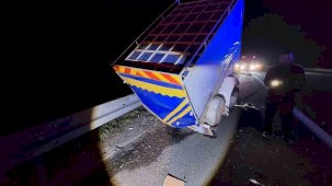 TEM Otoyolu’nda bariyerlere çarpan minibüs ters döndü: 4 yaralı