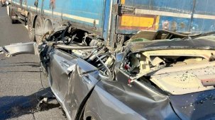 Tıra arkadan çarpan Volvo hurdaya döndü: 1 ölü