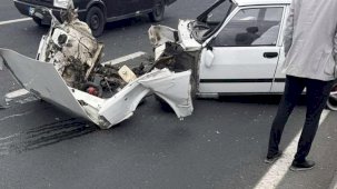 Tofaş marka arabanın motoru fırladı: 2 yaralı