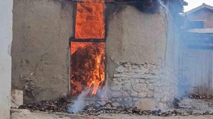 Tokat’ta çıkan yangında ev ve samanlık küle döndü