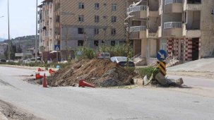 Toprak yığınına çarpan motosikletli metrelerce sürüklendi, o anlar kamerada