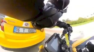 Trafiğin sıkıştığını görmeyen motosikletli, önünde duran taksiye çarptı
