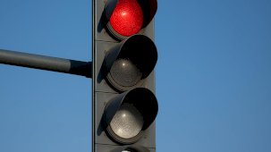 Trafik ışıklarına 1 renk daha ekleniyor! Trafiği yüzde 94 azaltacak