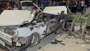 Traktör pulluğu çarptığı otomobili adeta parçaladı: 1 ağır yaralı