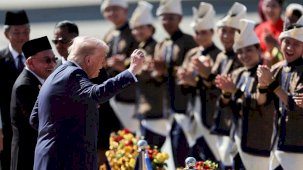 Trump Asya turuna dansla başladı