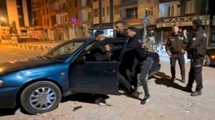 Tükürük yüzünden kavga çıktı, alkollü şahsı yakınları bile sakinleştiremedi