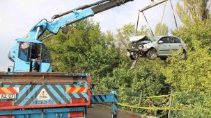 Üniversite öğrencilerinin bulunduğu otomobil bahçeye uçtu: 4 yaralı