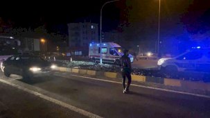 Uygulama yapan polise, araç çarptı