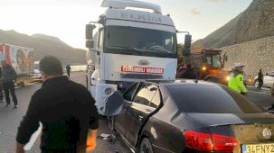 Van-Hakkari karayolunda otomobil tankerle çarpıştı: 3 ölü, 4 yaralı