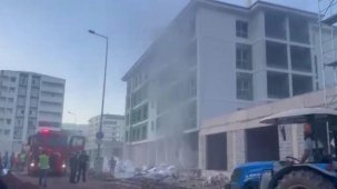 Yapımı devam eden deprem konutundaki yangın söndürüldü
