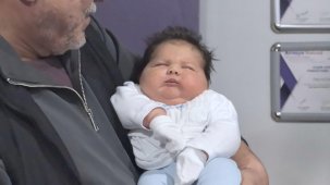 Yeni doğan bebek ağırlığı ve boyutuyla hayrete düşürdü