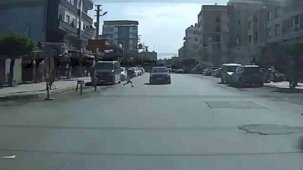 Yola fırlayan çocuğa çarpmamak isterken karşı yönden gelen otomobille kafa kafaya çarpıştı