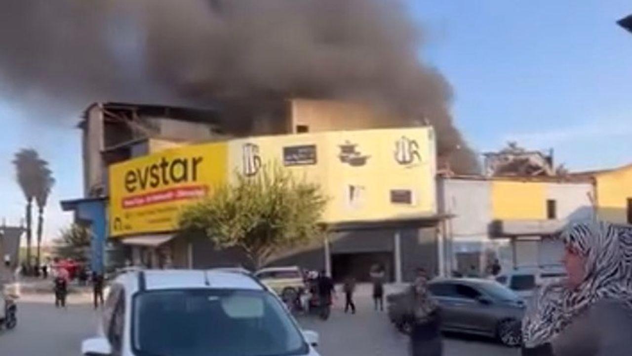 Tekstil malzemesi satan iş yerinde çıkan yangın söndürüldü