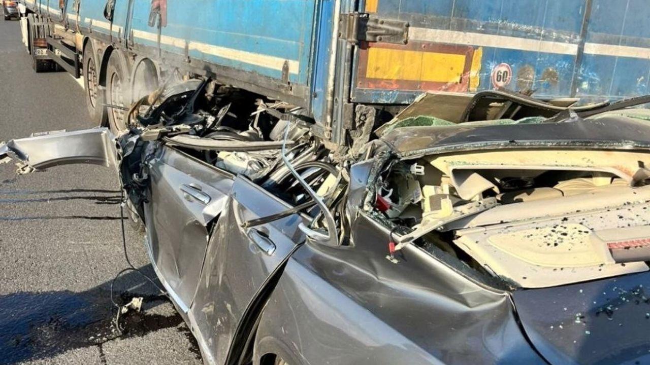 Tıra arkadan çarpan Volvo hurdaya döndü: 1 ölü