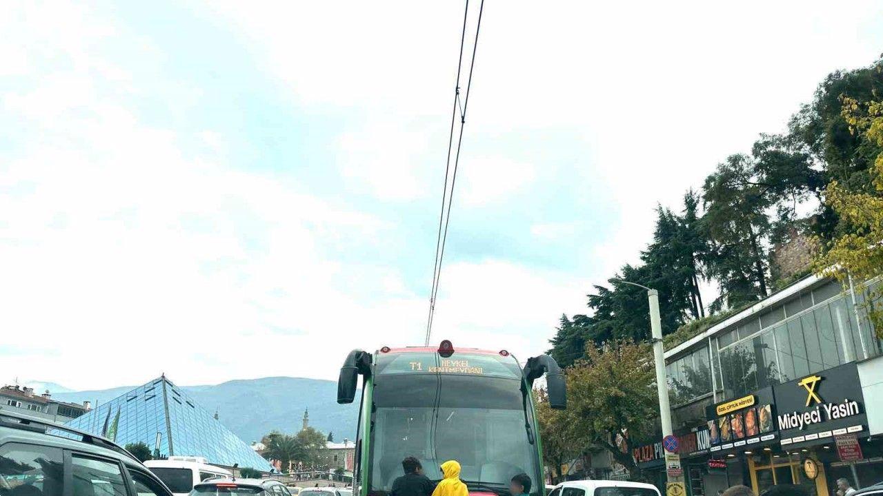 Tramvayın arkasına tutunup ölümle burun buruna geldiler