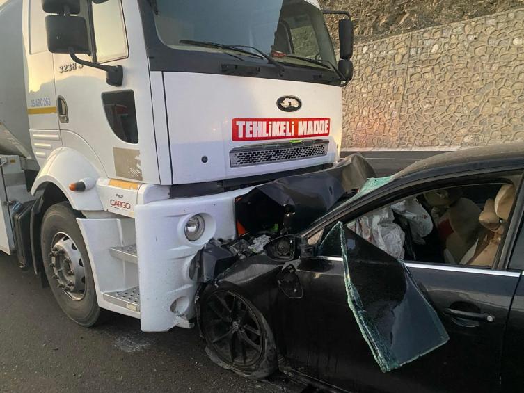 Van'da yakıt tankeri ile otomobil çarpıştı: 2 ölü