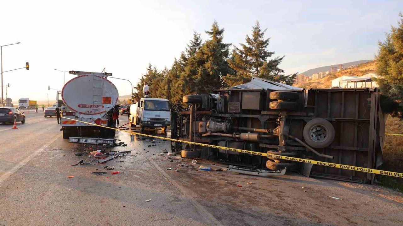 Yakıt tankerine çarpan kamyonetin sürücüsü hayatını kaybetti