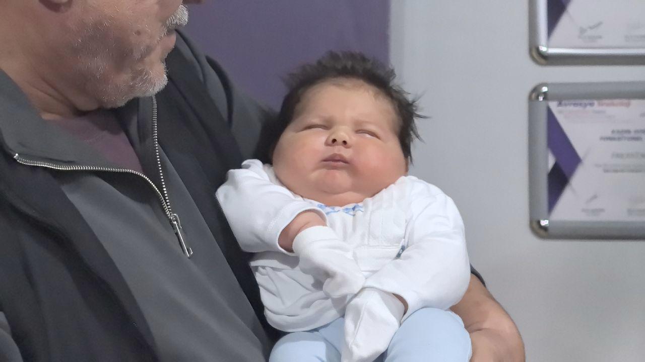 Yeni doğan bebek ağırlığı ve boyutuyla hayrete düşürdü