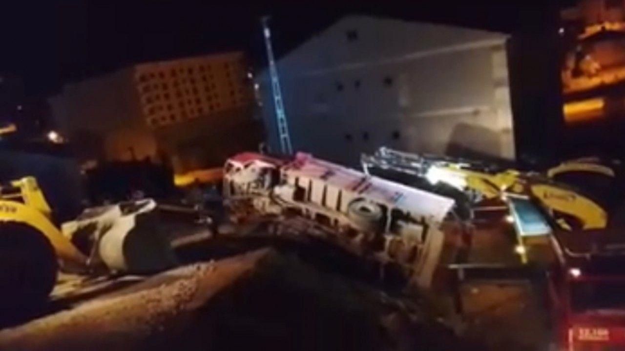 Yüksekova’da odun yüklü kamyonet devrildi