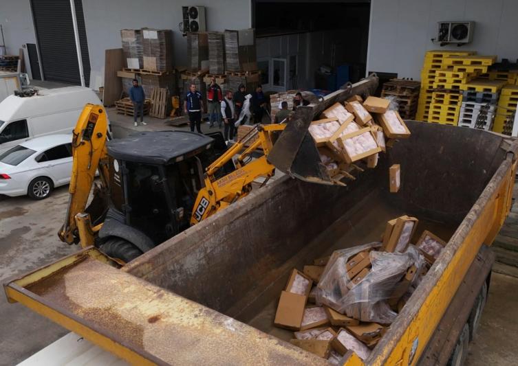 Antalya'da 25 ton son kullanma tarihi geçmiş tavuk ele geçirildi