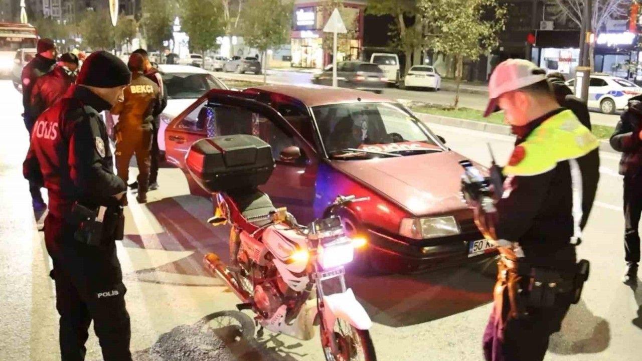 Abartı egzoz ve standart dışı ışıklı motosiklet sürücüsüne 13 bin 776 lira ceza