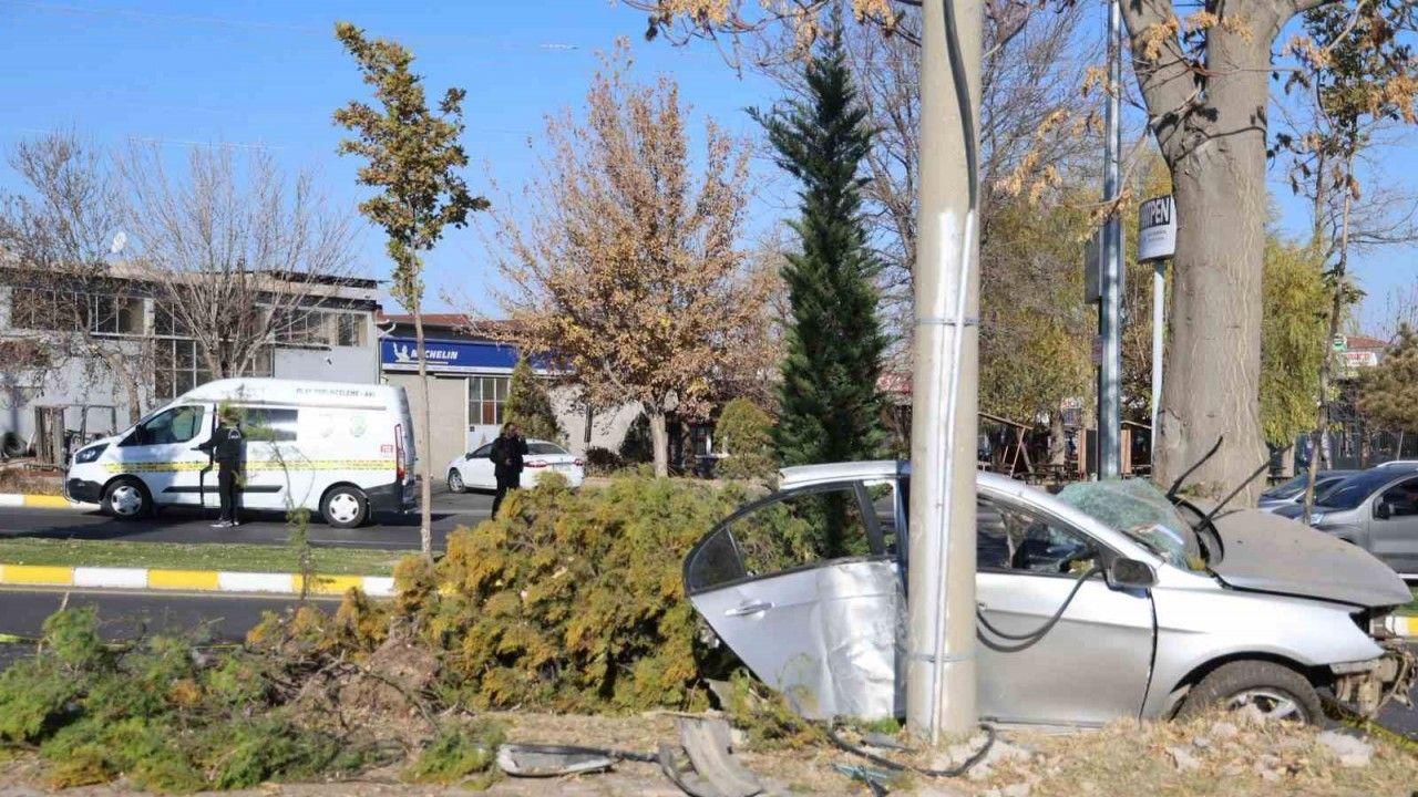 Ağaca çarpan otomobil ikiye bölündü: 2 ölü 1 yaralı