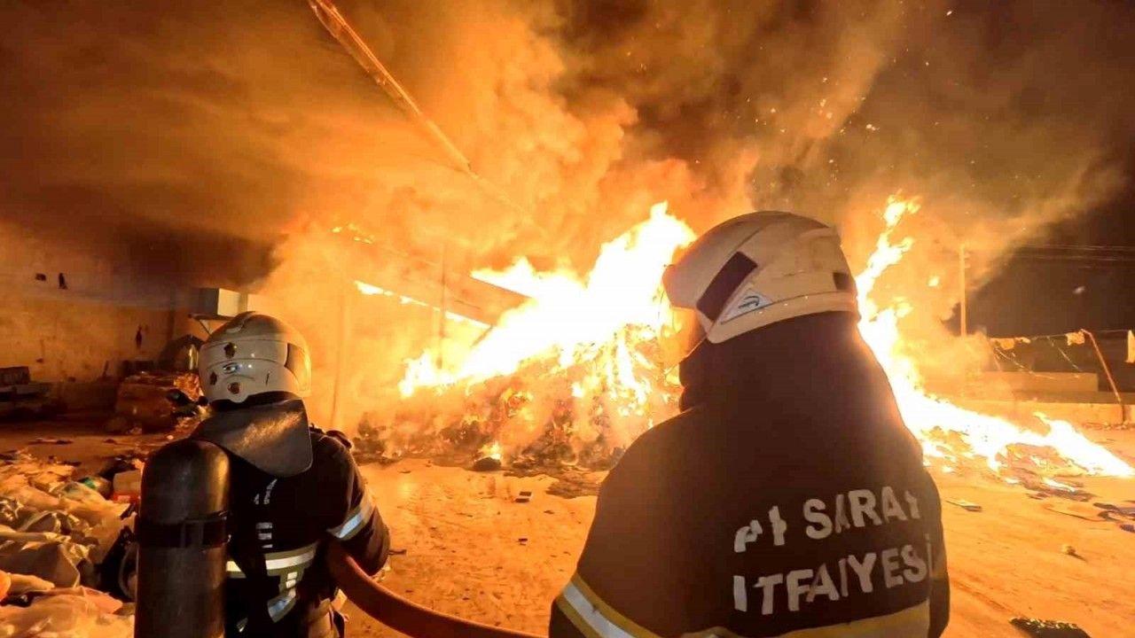 Aksaray’da alevli gece: Geri dönüşüm tesisi alev alev yandı