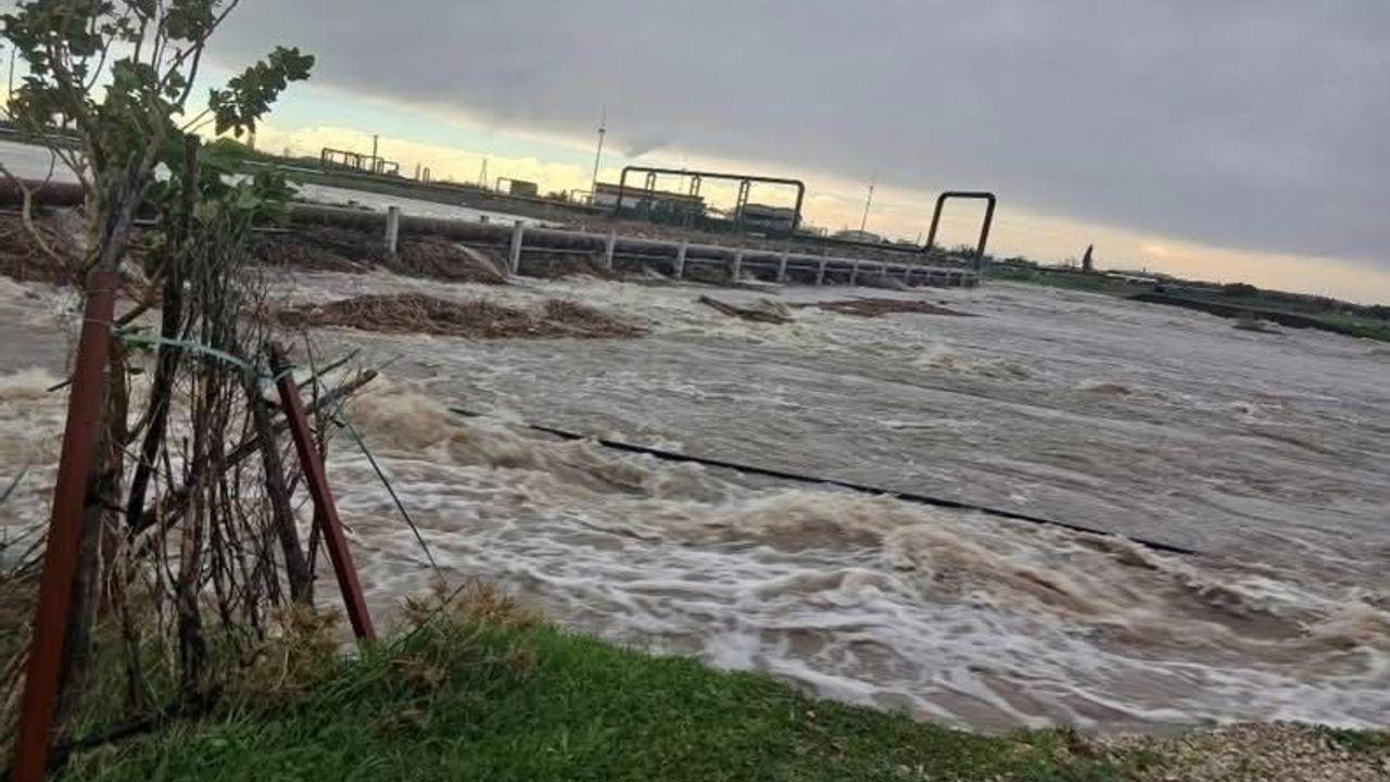 Ayvacık’ta aşırı yağış nedeniyle Tuzla Çayı taştı, tarım arazileri sular altında kaldı
