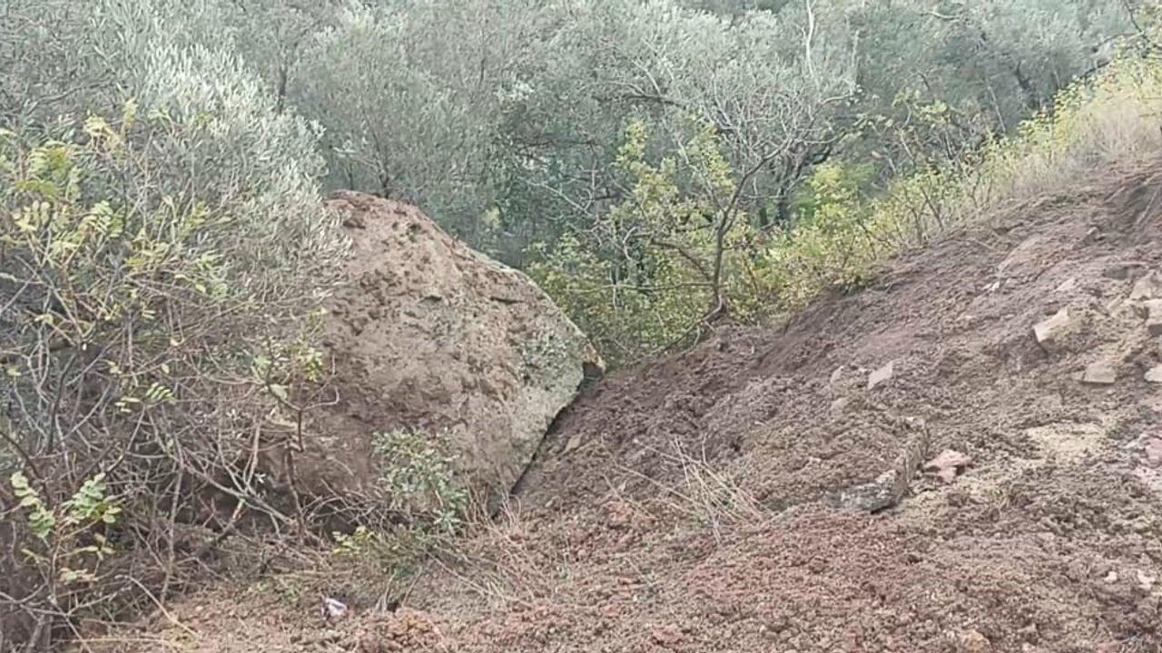 Ayvacık’ta düşen kaya parçası toprak kaymasına sebep oldu