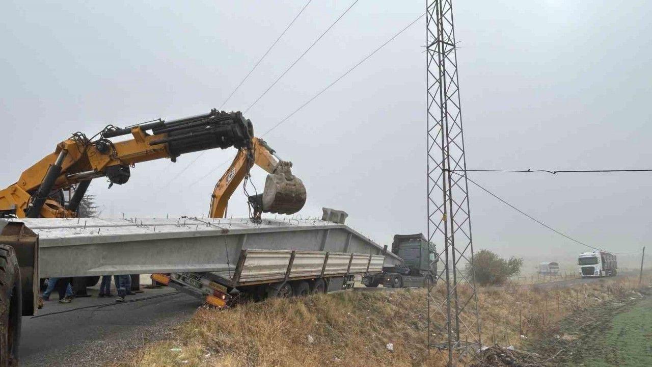 Bingöl’de virajı alamayan tır yan yattı