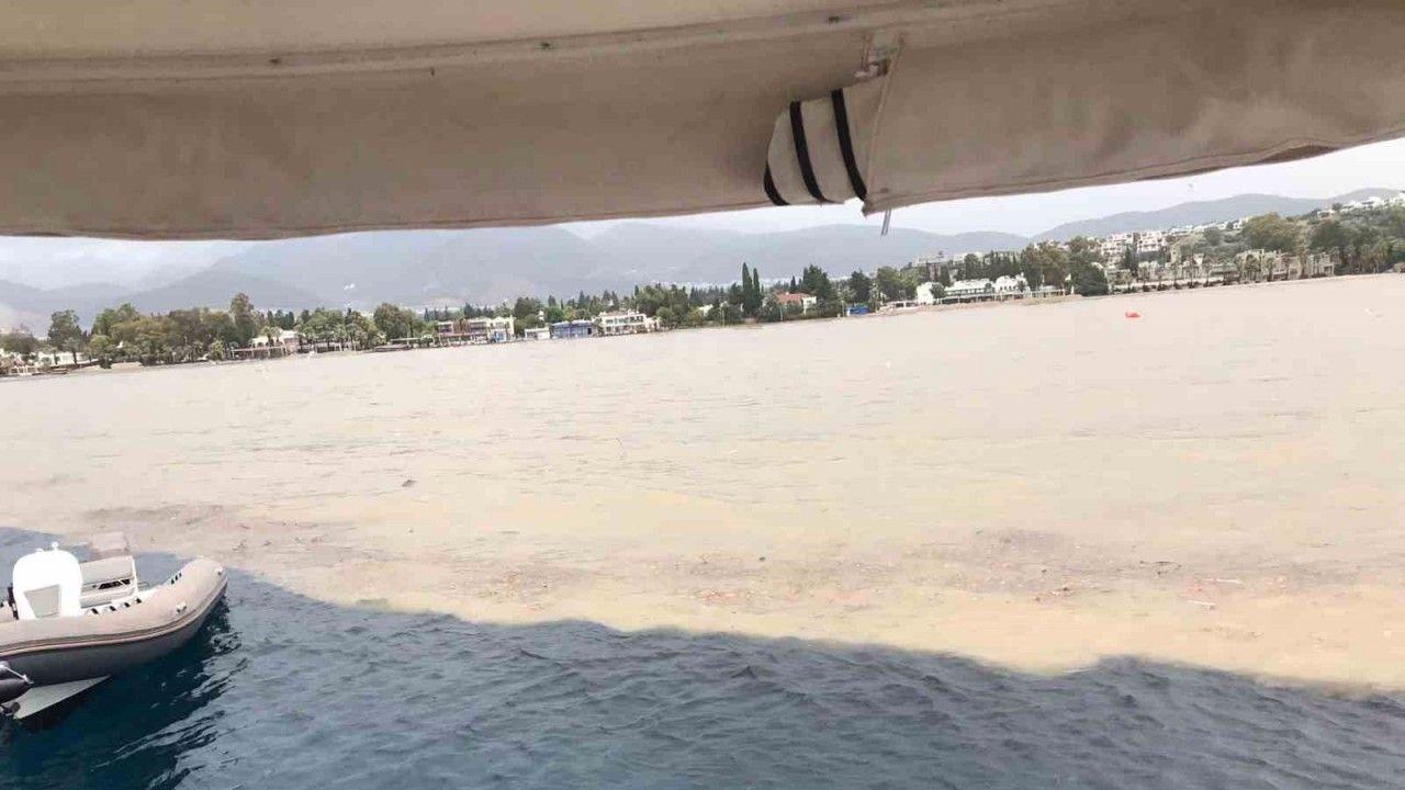 Bodrum’da sağanak sonrası deniz çamura döndü, ikiye ayrılan renk görenleri şaşırttı
