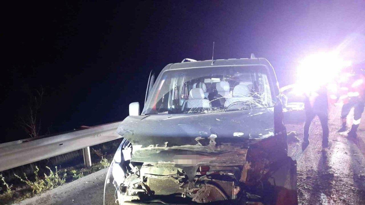 Bolu’da bariyerlere çarpan hafif ticari araç sürücüsü yaralandı
