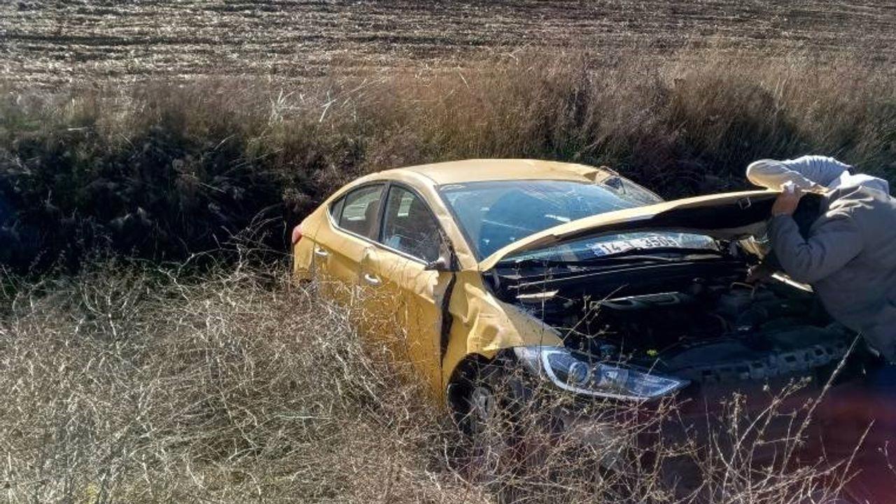 Bolu’da ticari taksi tarlaya uçtu
